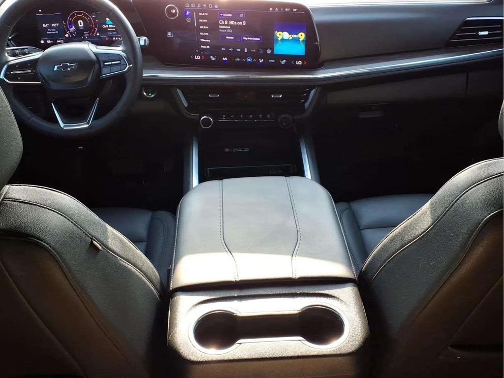 2025 Chevrolet Suburban Z71 - Photo 9