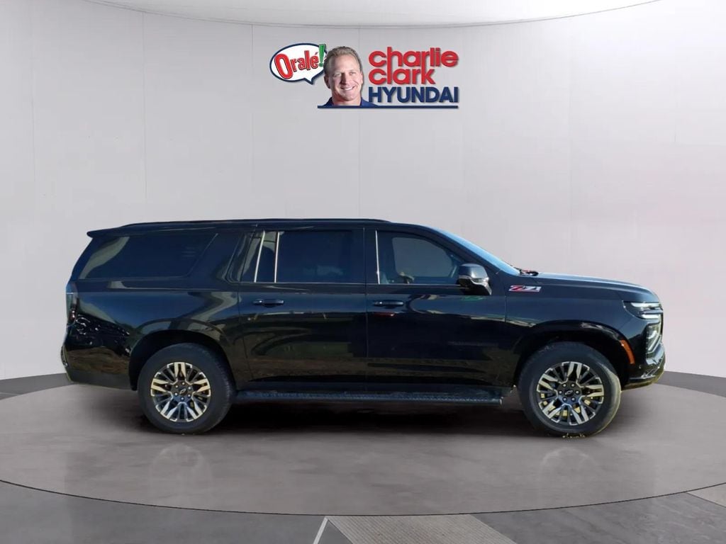 2025 Chevrolet Suburban Z71 - Photo 6