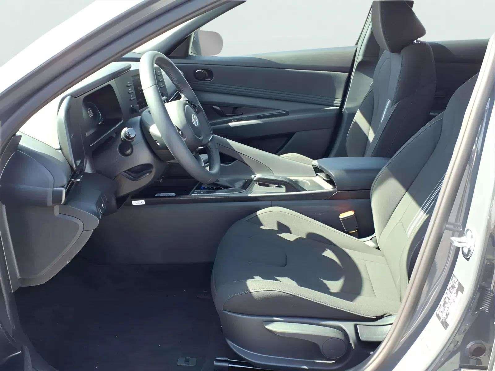 2026 Hyundai Elantra SEL Sport - Photo 9