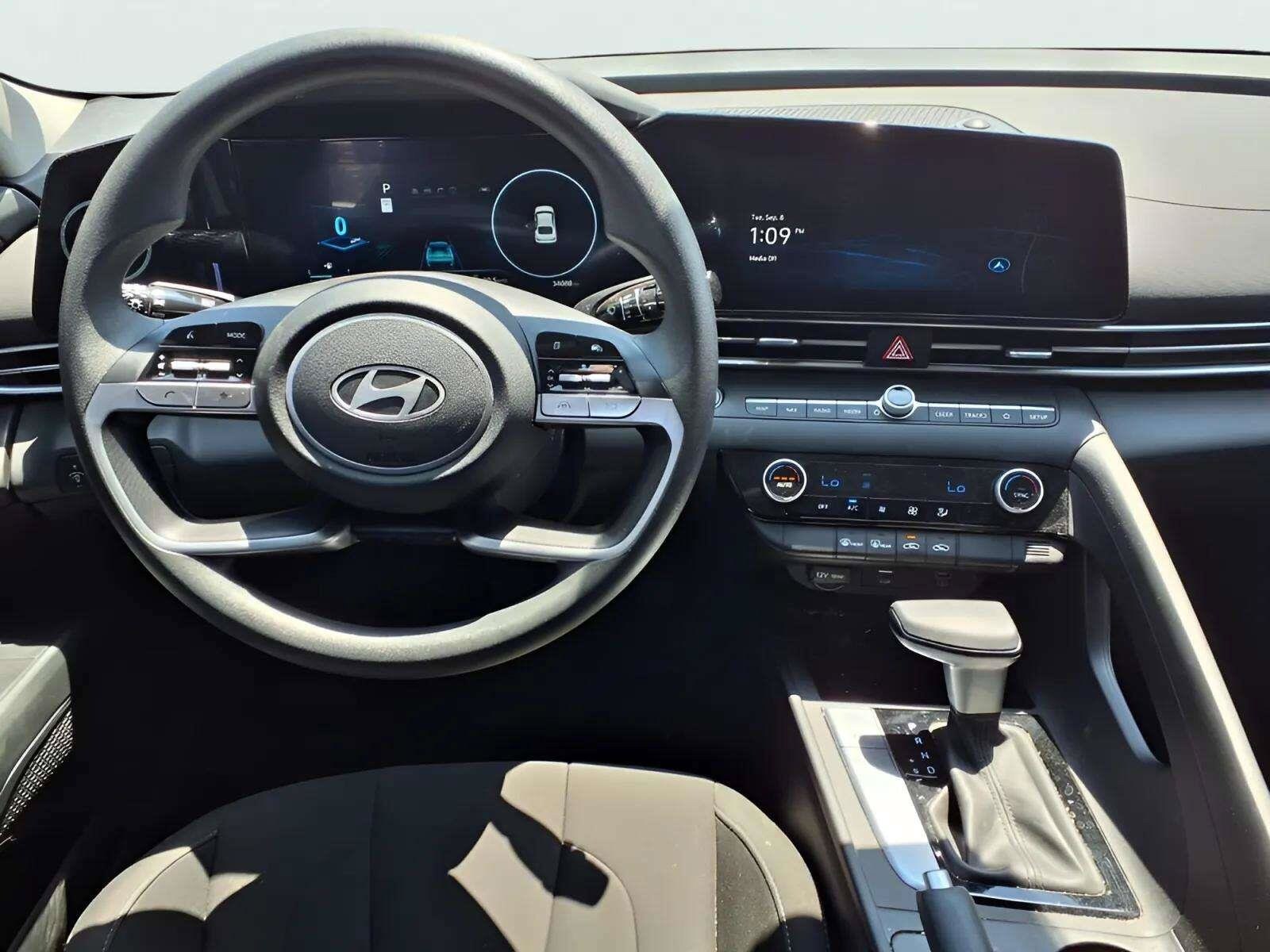 2024 Hyundai Elantra SEL - Photo 12