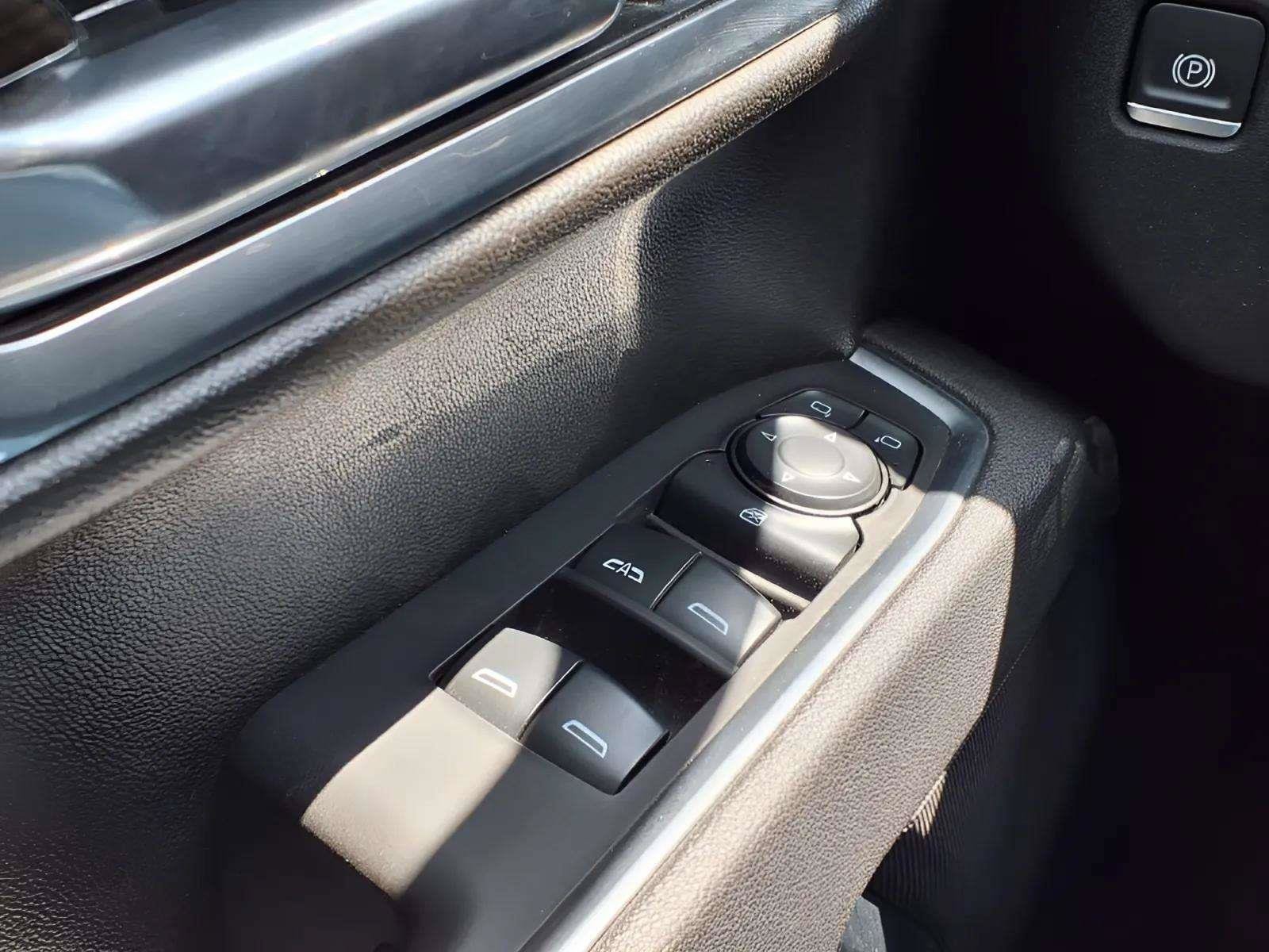 2025 Chevrolet Silverado 1500 LT - Photo 18