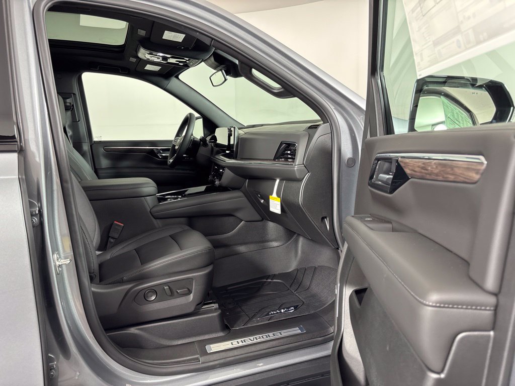 2027 Chevrolet Tahoe Z71 - Photo 8
