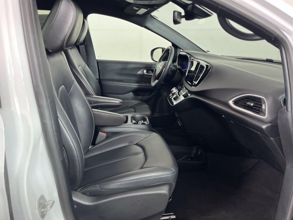 Used 2025 Chrysler Pacifica Select Van Passenger Van