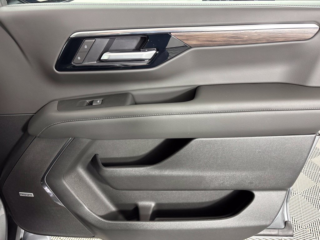 2027 Chevrolet Tahoe Z71 - Photo 9