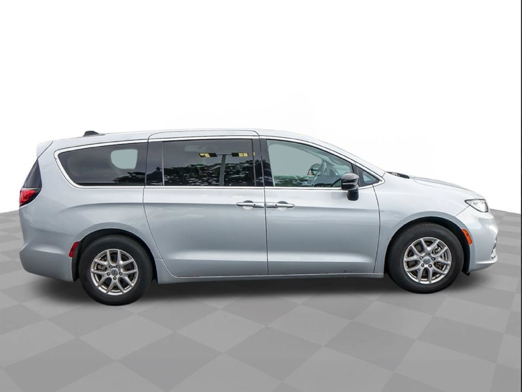 2024 Chrysler Pacifica Touring L - Photo 10