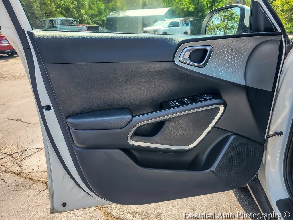 2025 Kia Soul LX - Photo 18