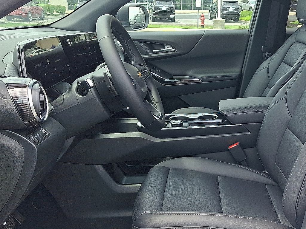2027 Chevrolet Equinox LT - Photo 8