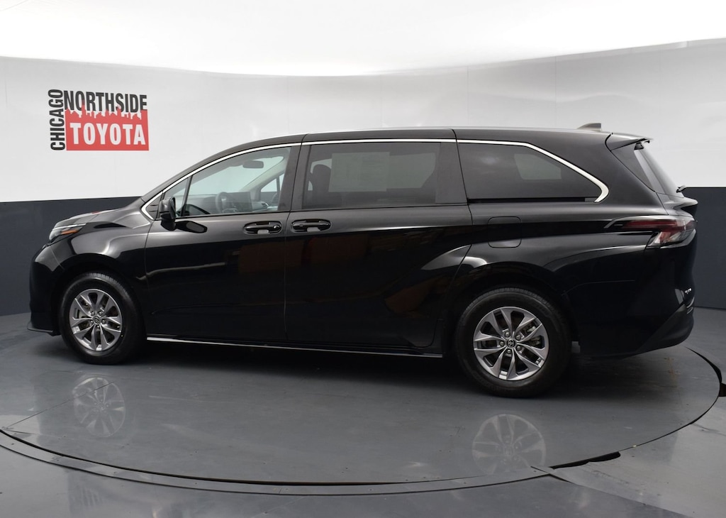 Used 2025 Toyota Sienna LE Mini-van, Passenger
