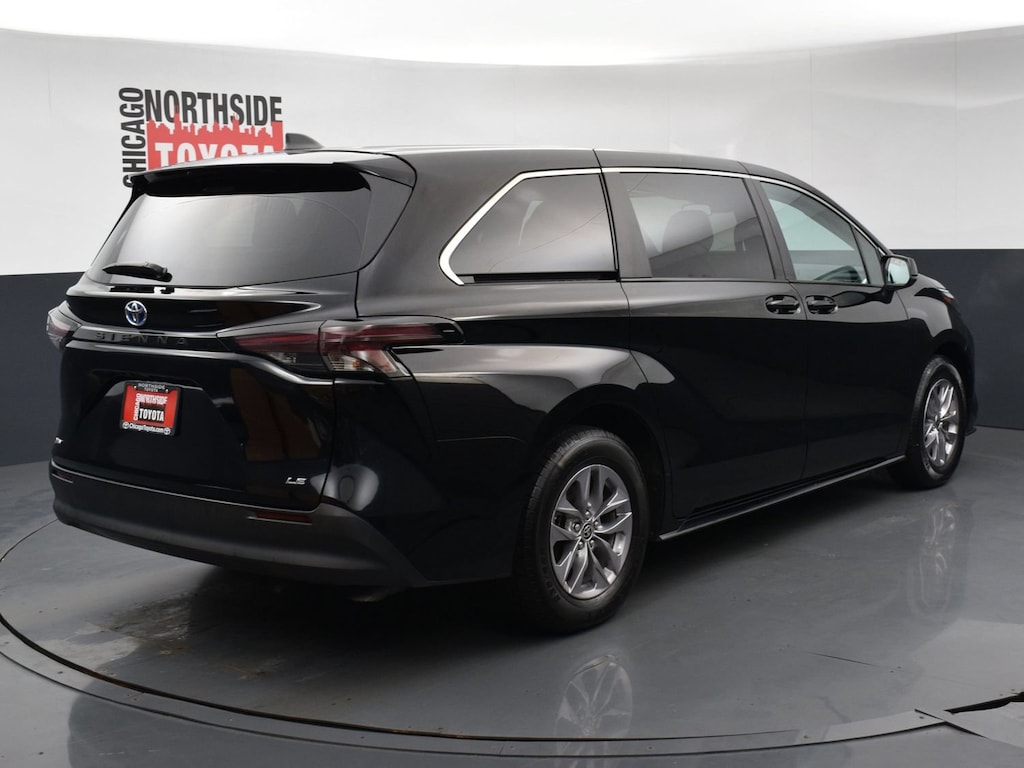 Used 2025 Toyota Sienna LE Mini-van, Passenger