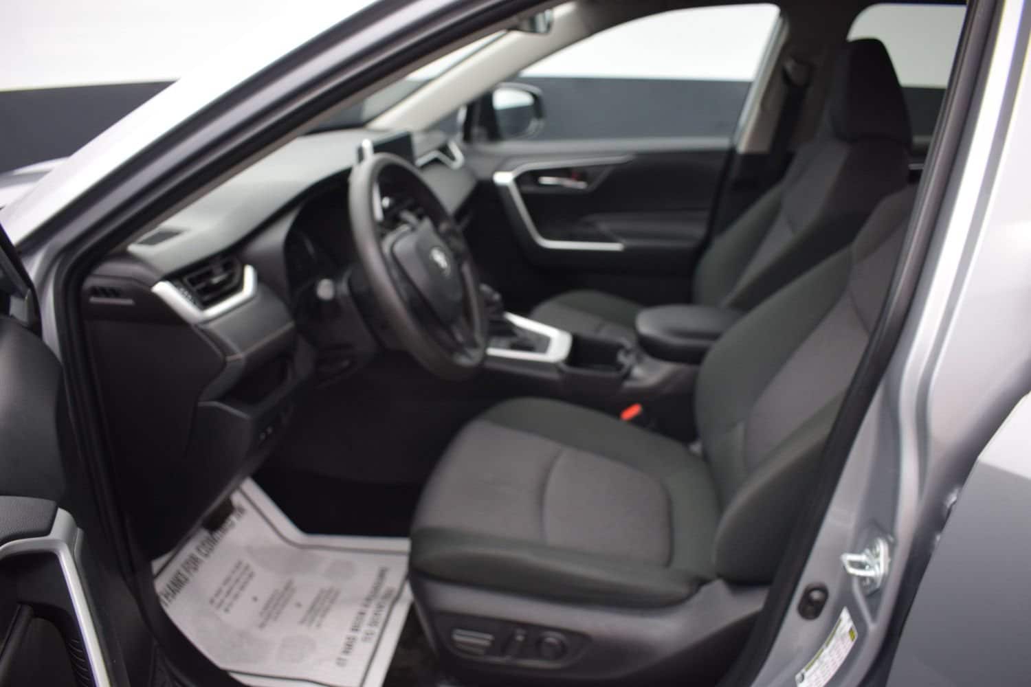2024 Toyota RAV4 XLE - Photo 12