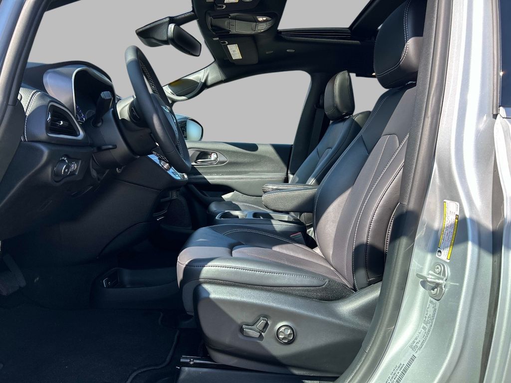 2026 Chrysler Pacifica Select - Photo 17