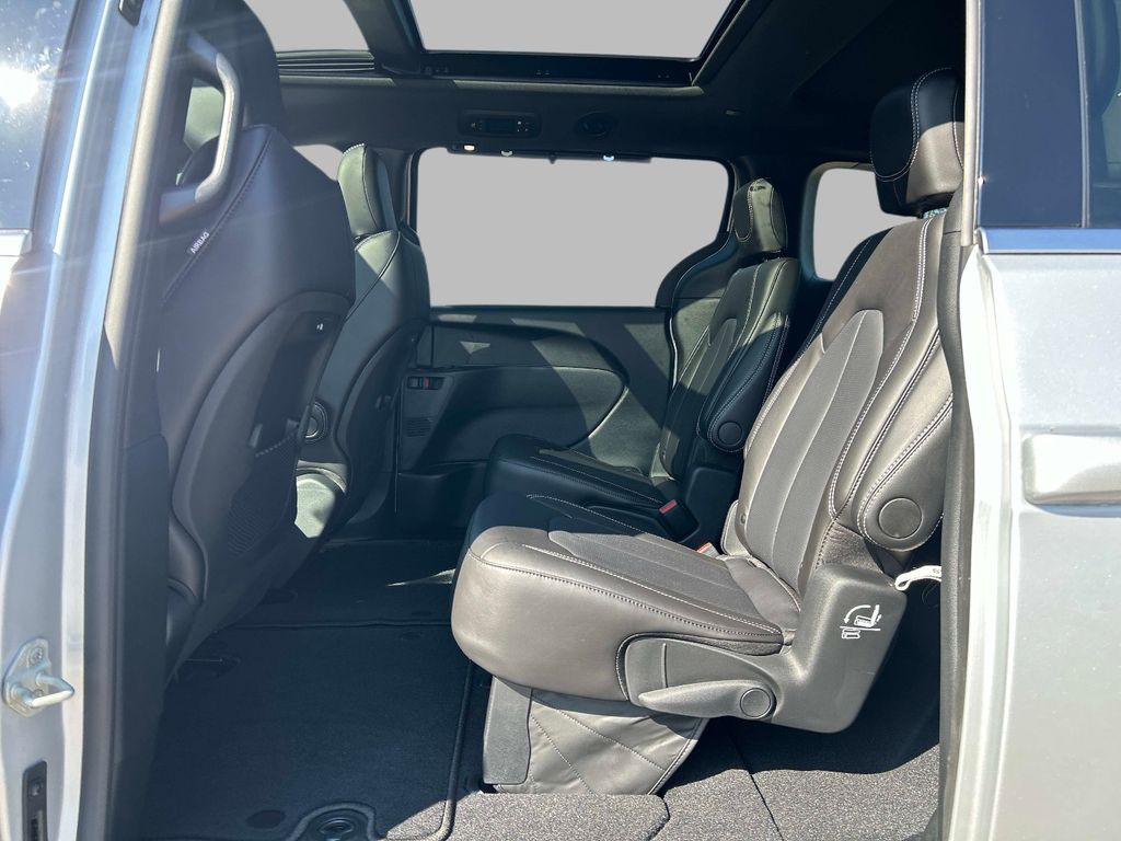 2026 Chrysler Pacifica Select - Photo 18