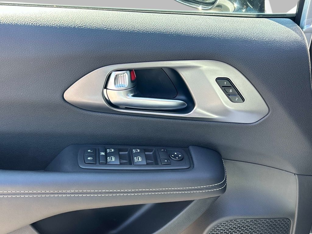 2026 Chrysler Pacifica Select - Photo 16