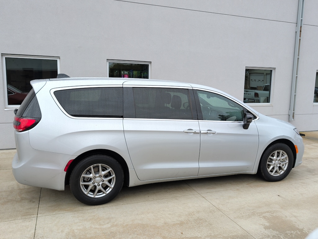 Certified 2026 Chrysler Pacifica Select Van Passenger Van