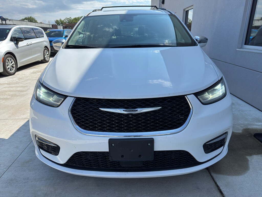 Used 2022 Chrysler Pacifica Limited Van Passenger Van