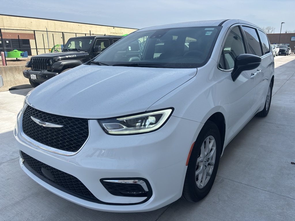 Used 2025 Chrysler Pacifica Select Van Passenger Van