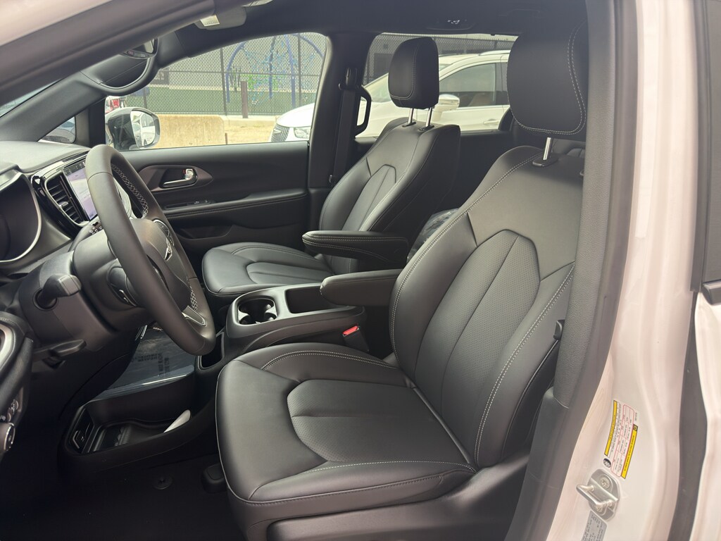 2026 Chrysler Pacifica Select - Photo 12