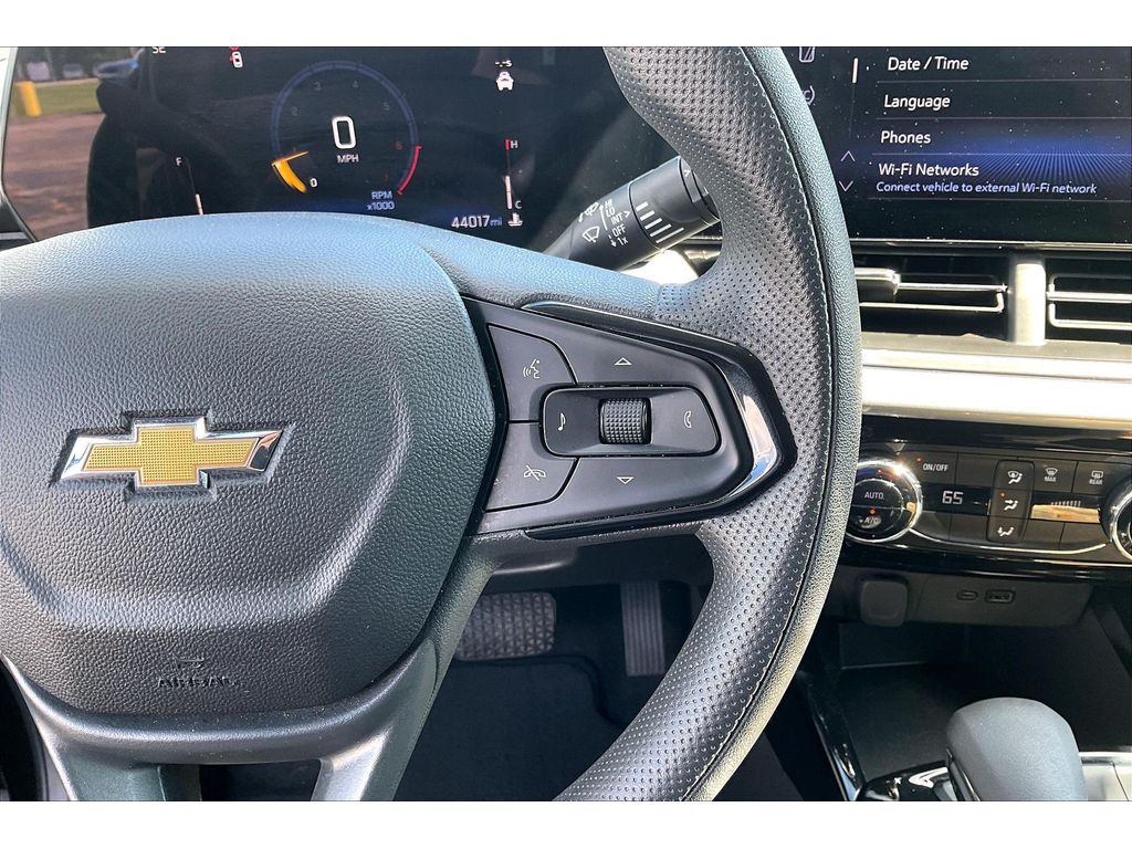 2025 Chevrolet Trax LT - Photo 11