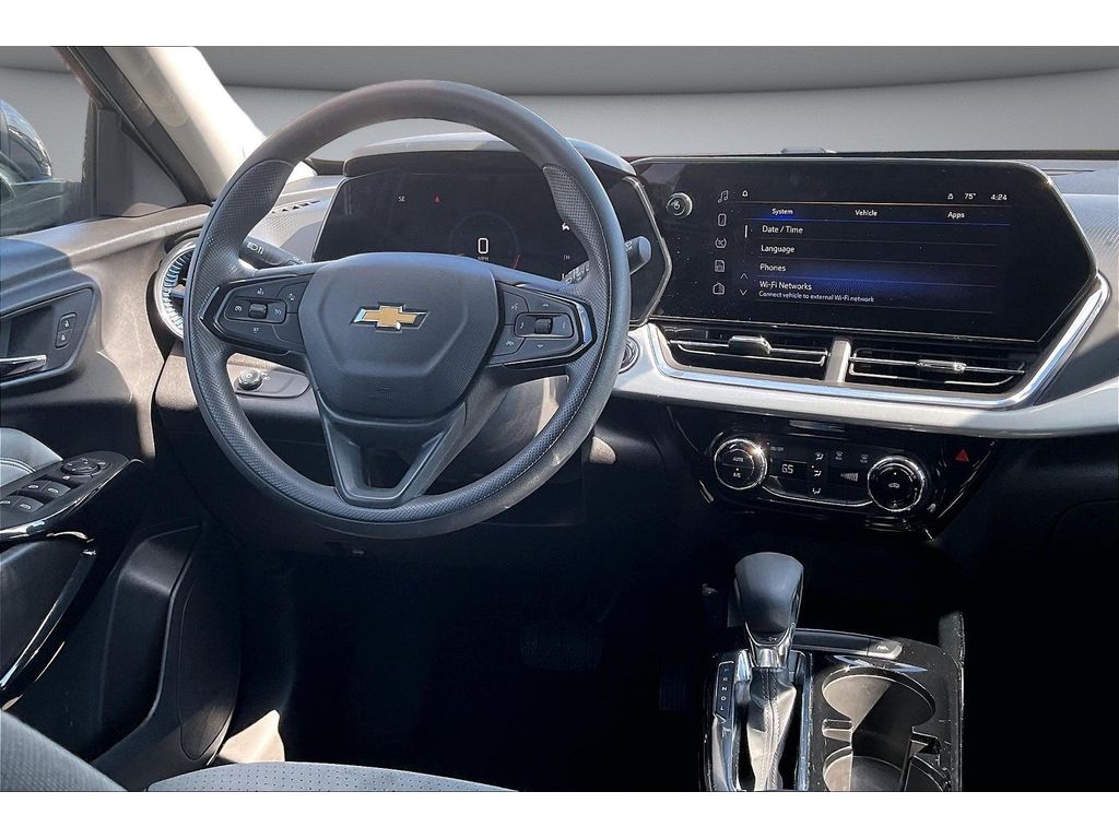 2025 Chevrolet Trax LT - Photo 7