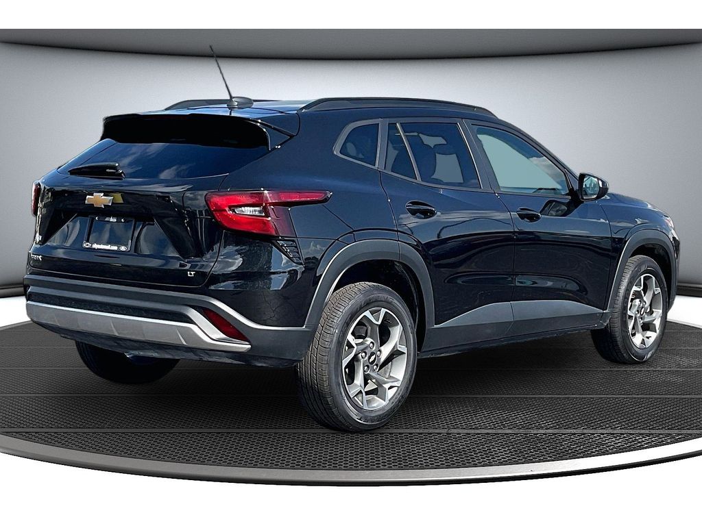 2025 Chevrolet Trax LT - Photo 17