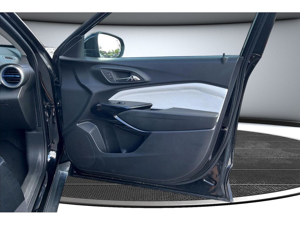 2025 Chevrolet Trax LT - Photo 42