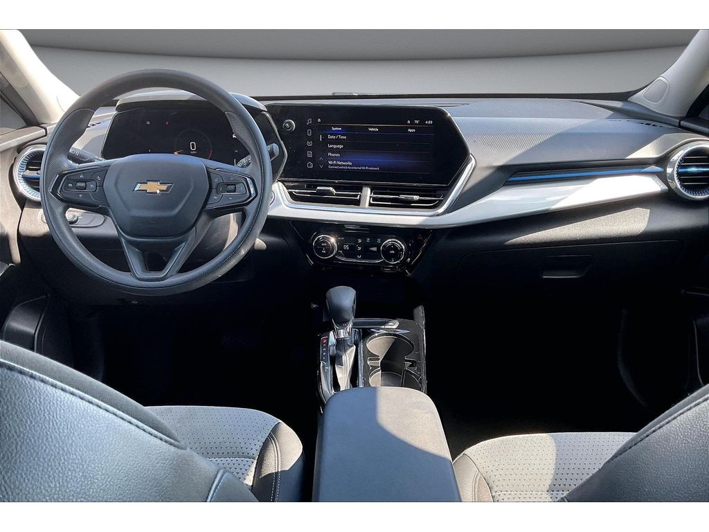 2025 Chevrolet Trax LT - Photo 9