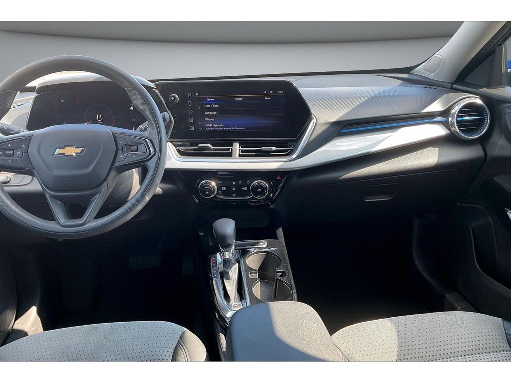 2025 Chevrolet Trax LT - Photo 8