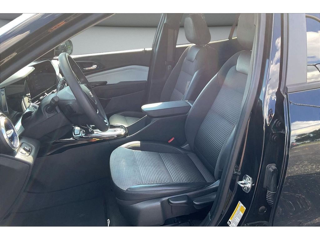 2025 Chevrolet Trax LT - Photo 31