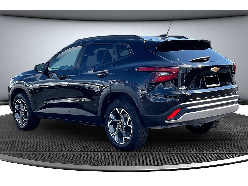 2025 Chevrolet Trax LT - Photo 18