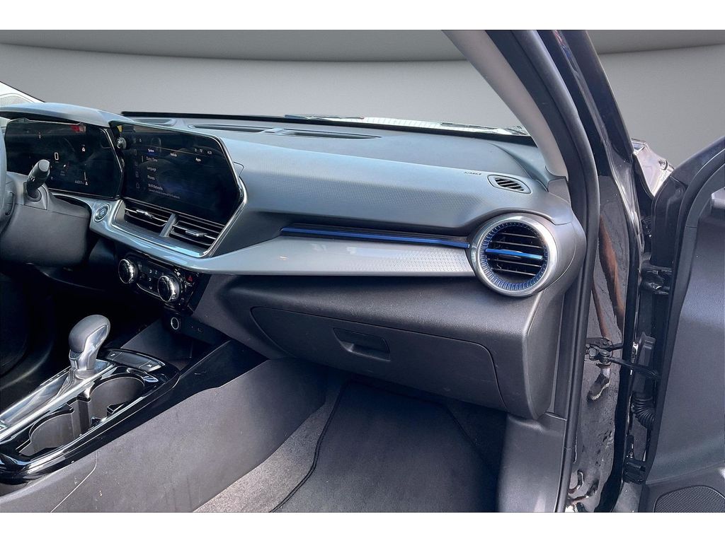 2025 Chevrolet Trax LT - Photo 43