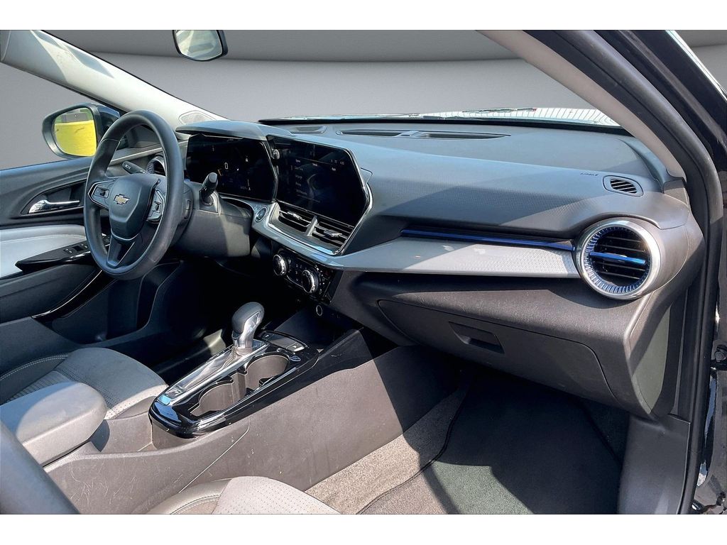 2025 Chevrolet Trax LT - Photo 41