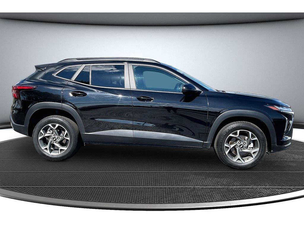 2025 Chevrolet Trax LT - Photo 14