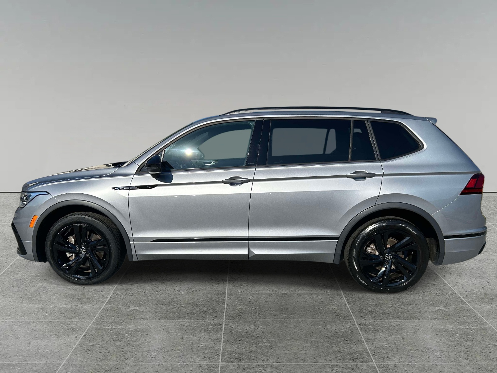 Used 2023 Volkswagen Tiguan SE R-Line Black