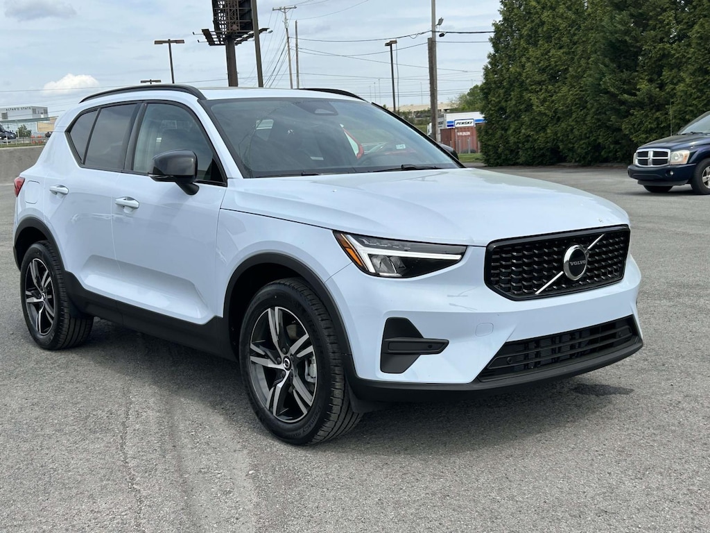 New 2026 Volvo XC40 B5 Core SUV