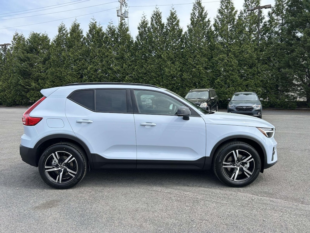 New 2026 Volvo XC40 B5 Core SUV