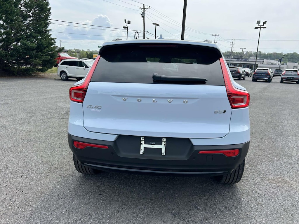 New 2026 Volvo XC40 B5 Core SUV
