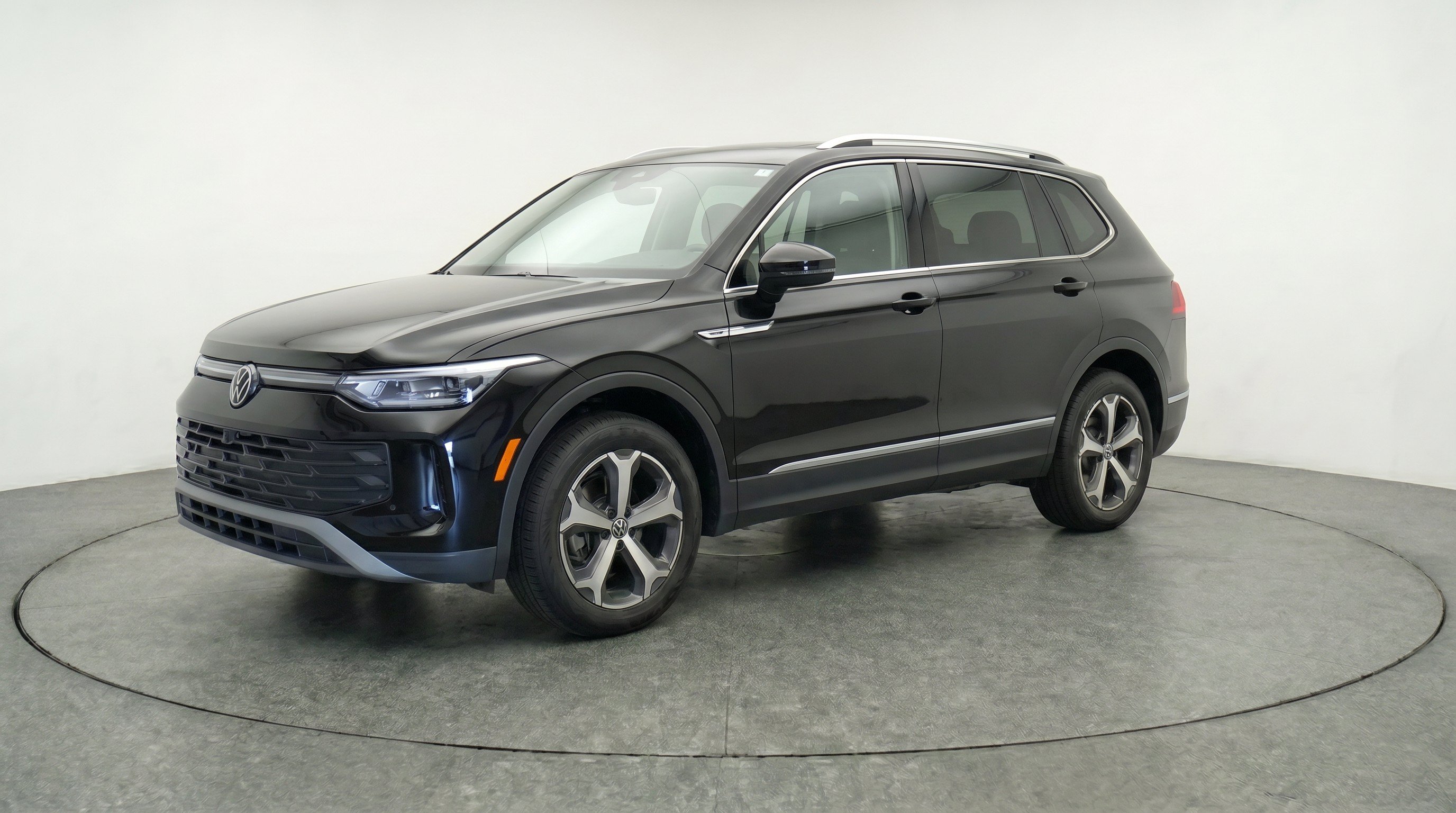 Thumbnail: 2026 Volkswagen Tiguan - 3