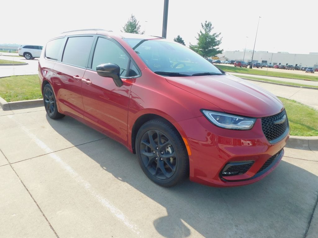 Used 2024 Chrysler Pacifica Limited Minivan/Van