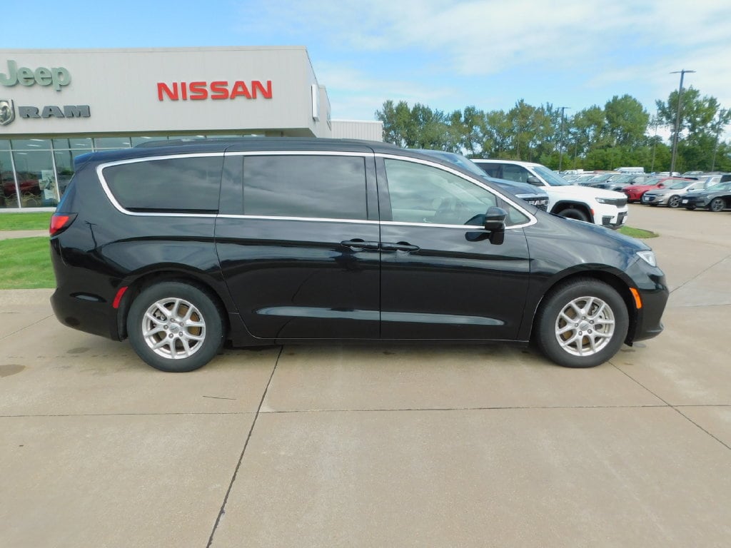 Used 2022 Chrysler Pacifica Touring L Van Passenger Van