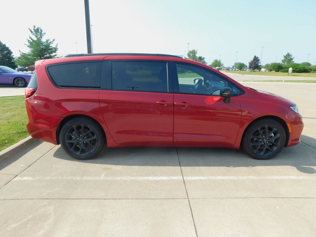 Used 2024 Chrysler Pacifica Limited Minivan/Van