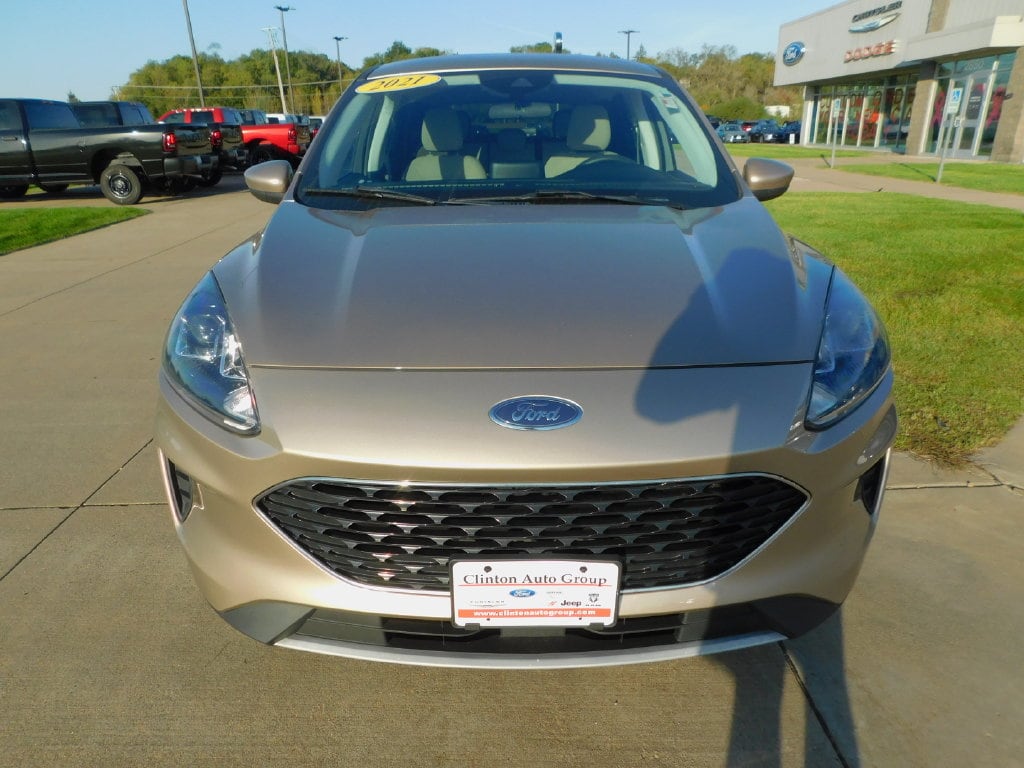 Used 2021 Ford Escape SE with VIN 1FMCU9G64MUA63712 for sale in Clinton, IA