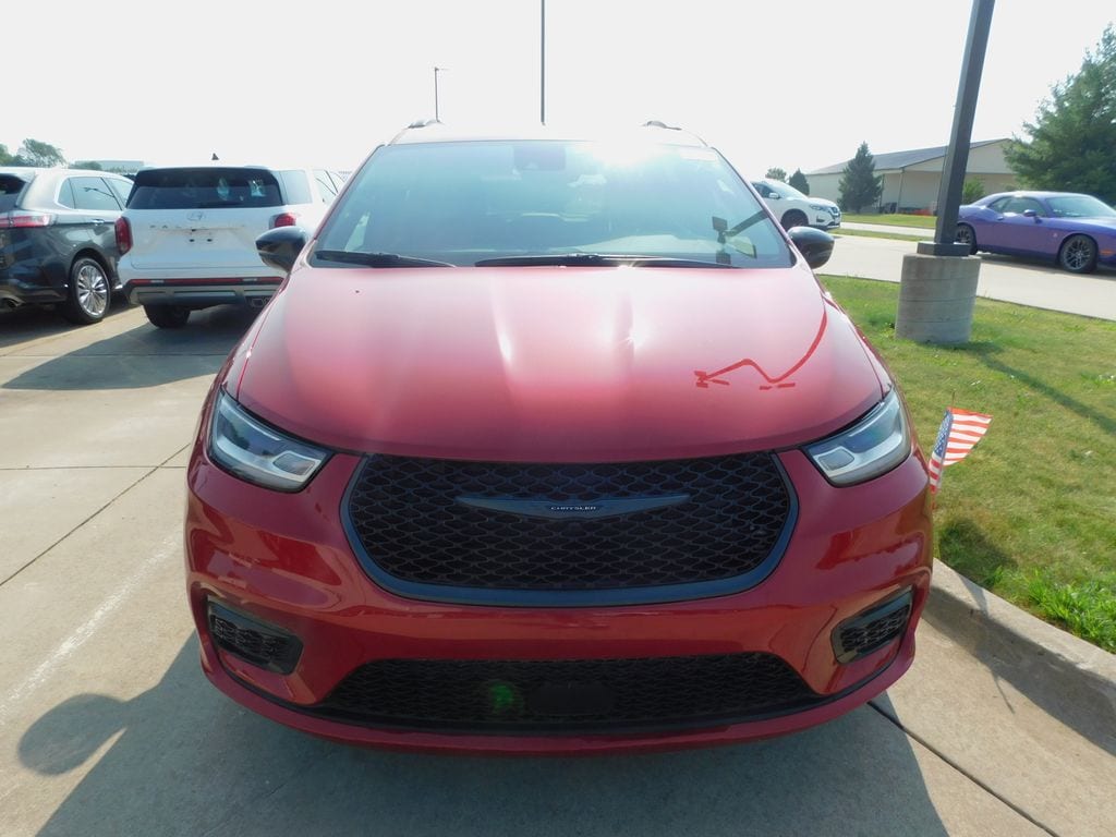Used 2024 Chrysler Pacifica Limited Minivan/Van