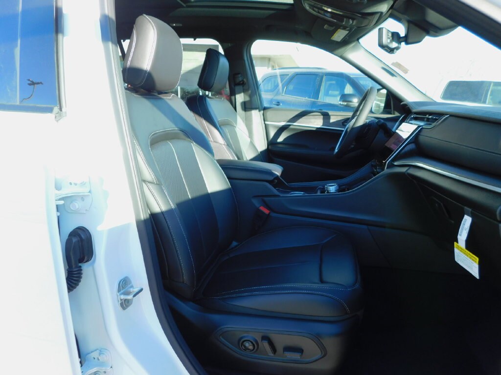 New 2025 Jeep Grand Cherokee L LIMITED 4X4 Sport Utility