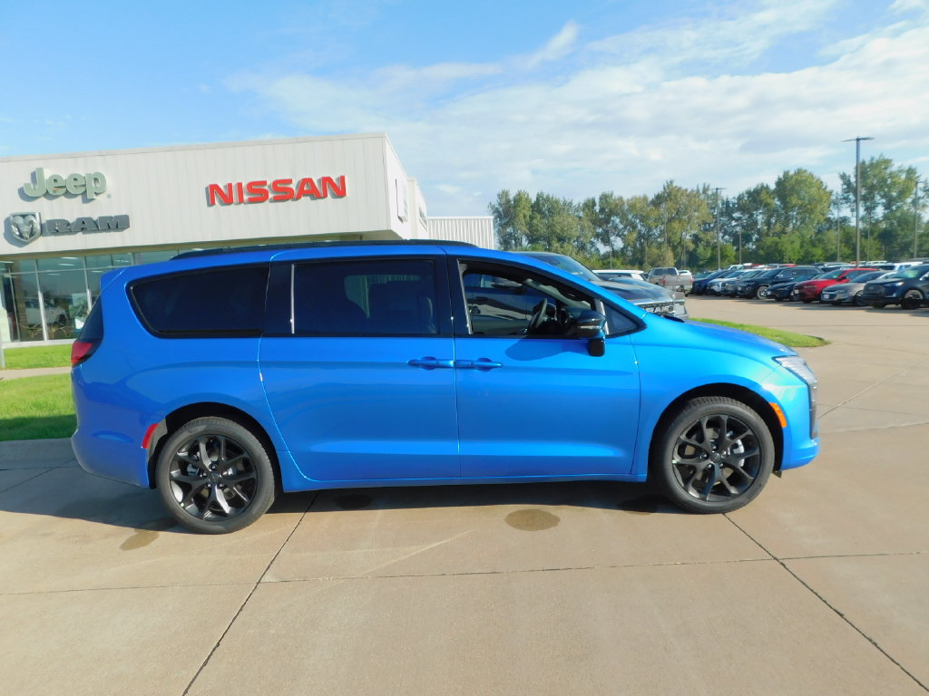 New 2027 Chrysler Pacifica LIMITED AWD Passenger Van