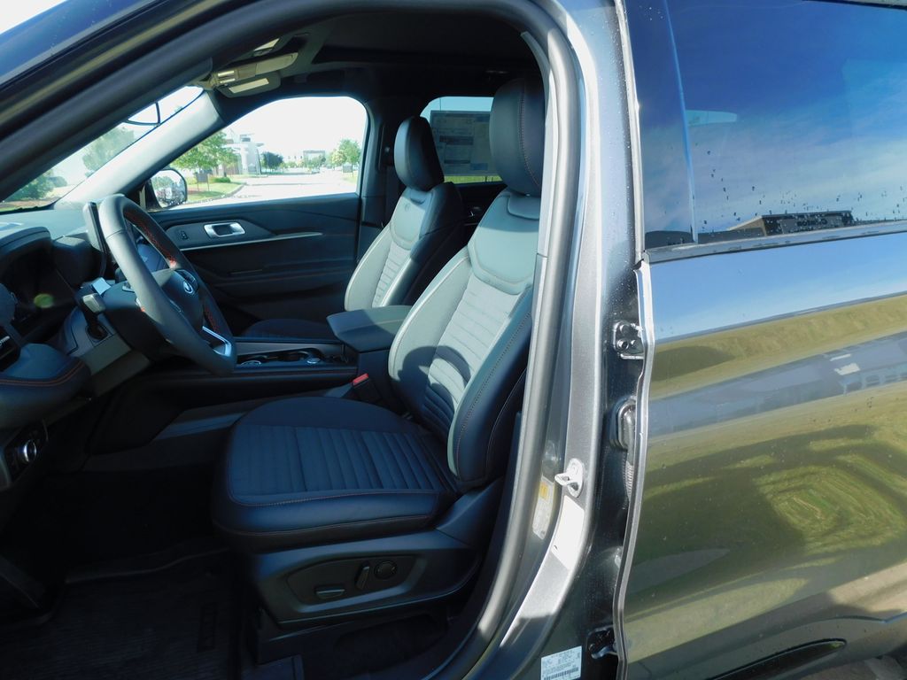 2026 Ford Explorer ST-Line - Photo 16