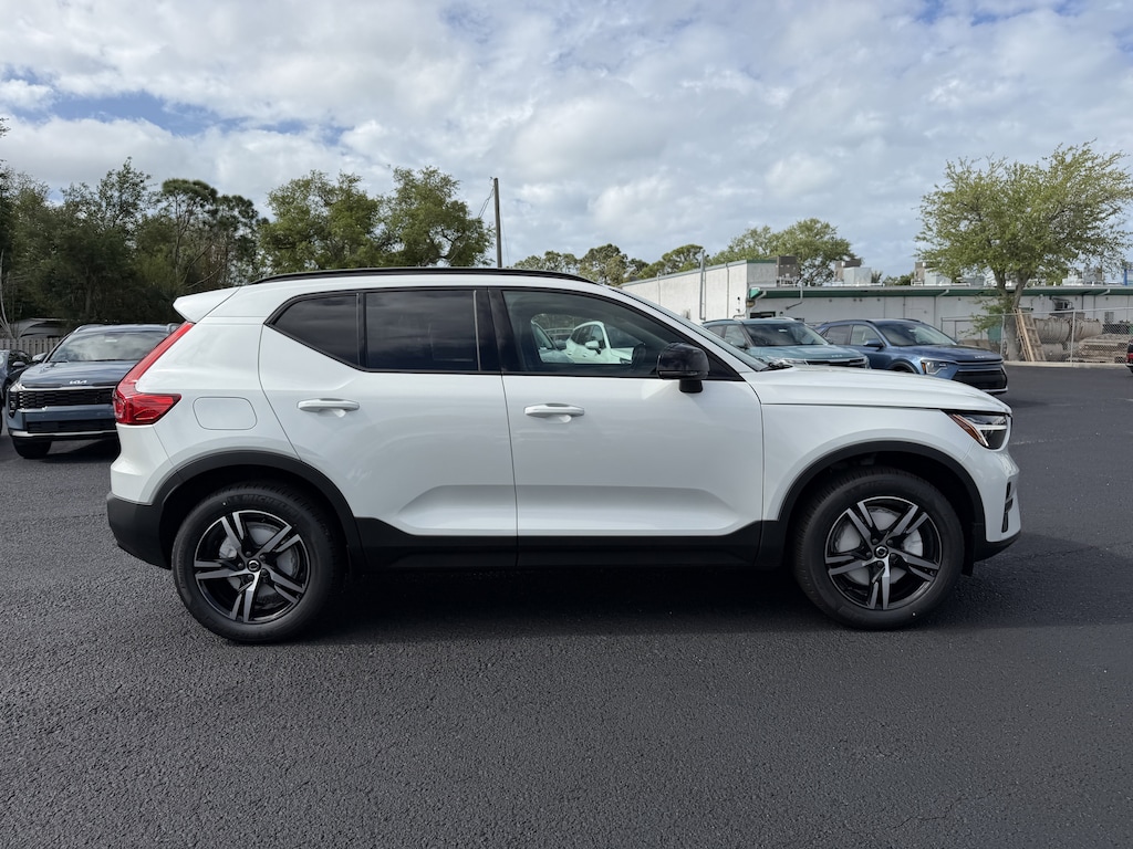 New 2026 Volvo XC40 B5 Core SUV