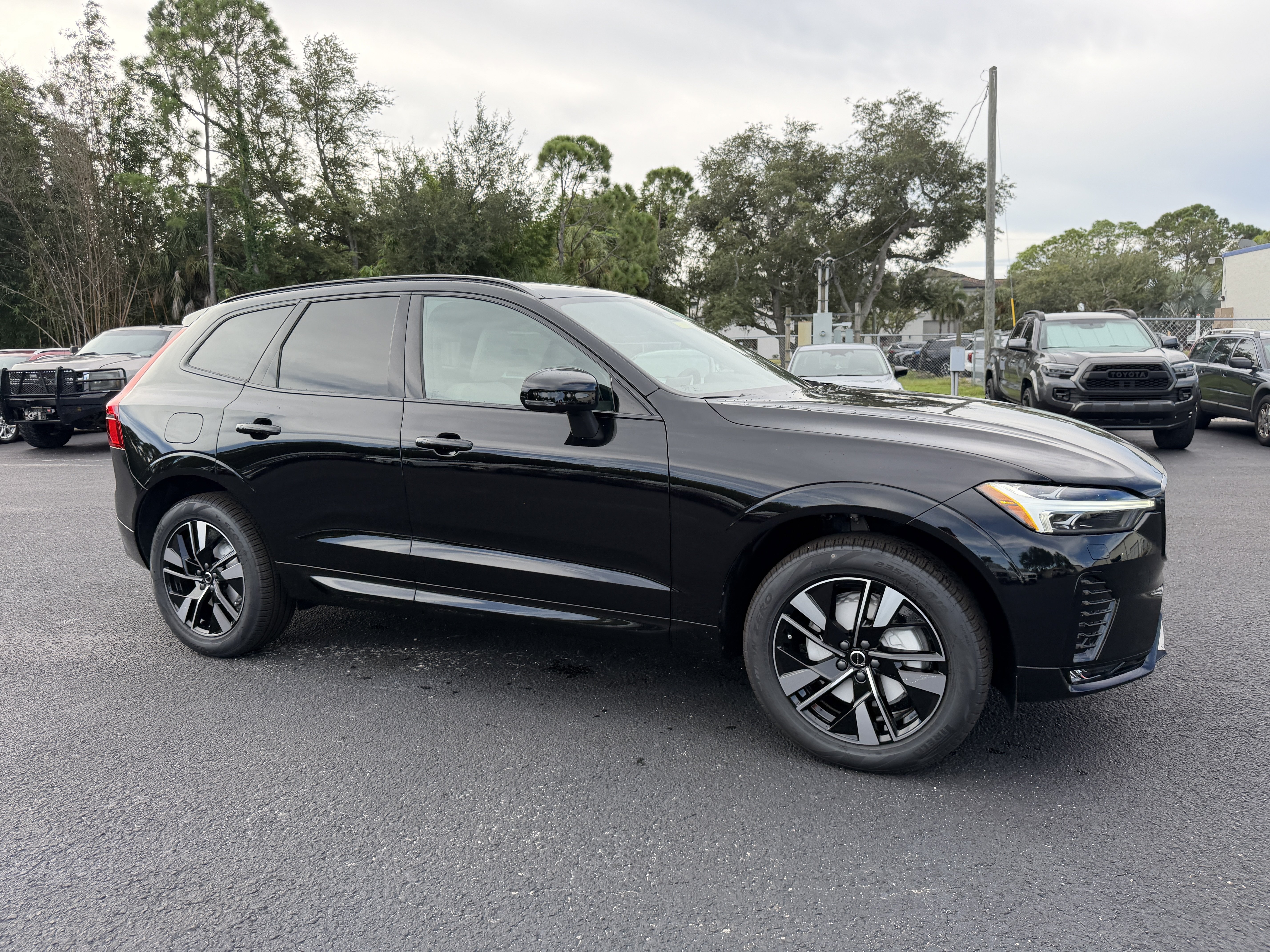 2027 Volvo XC60 B5 Core SUV