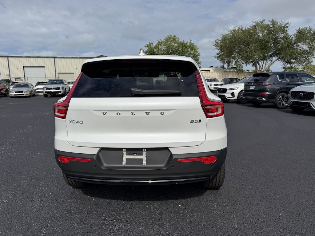 New 2026 Volvo XC40 B5 Core SUV