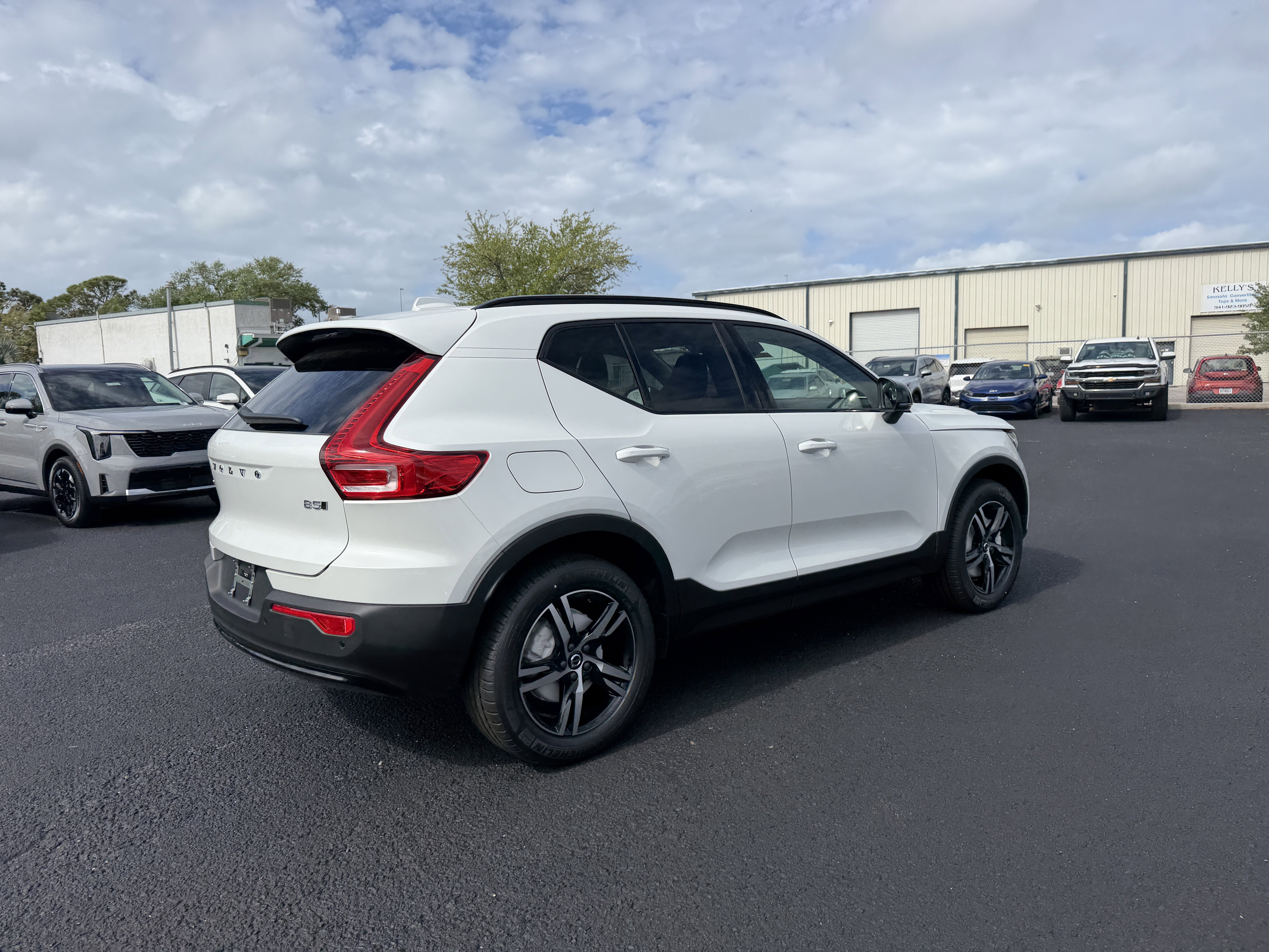 New 2026 Volvo XC40 B5 Core SUV
