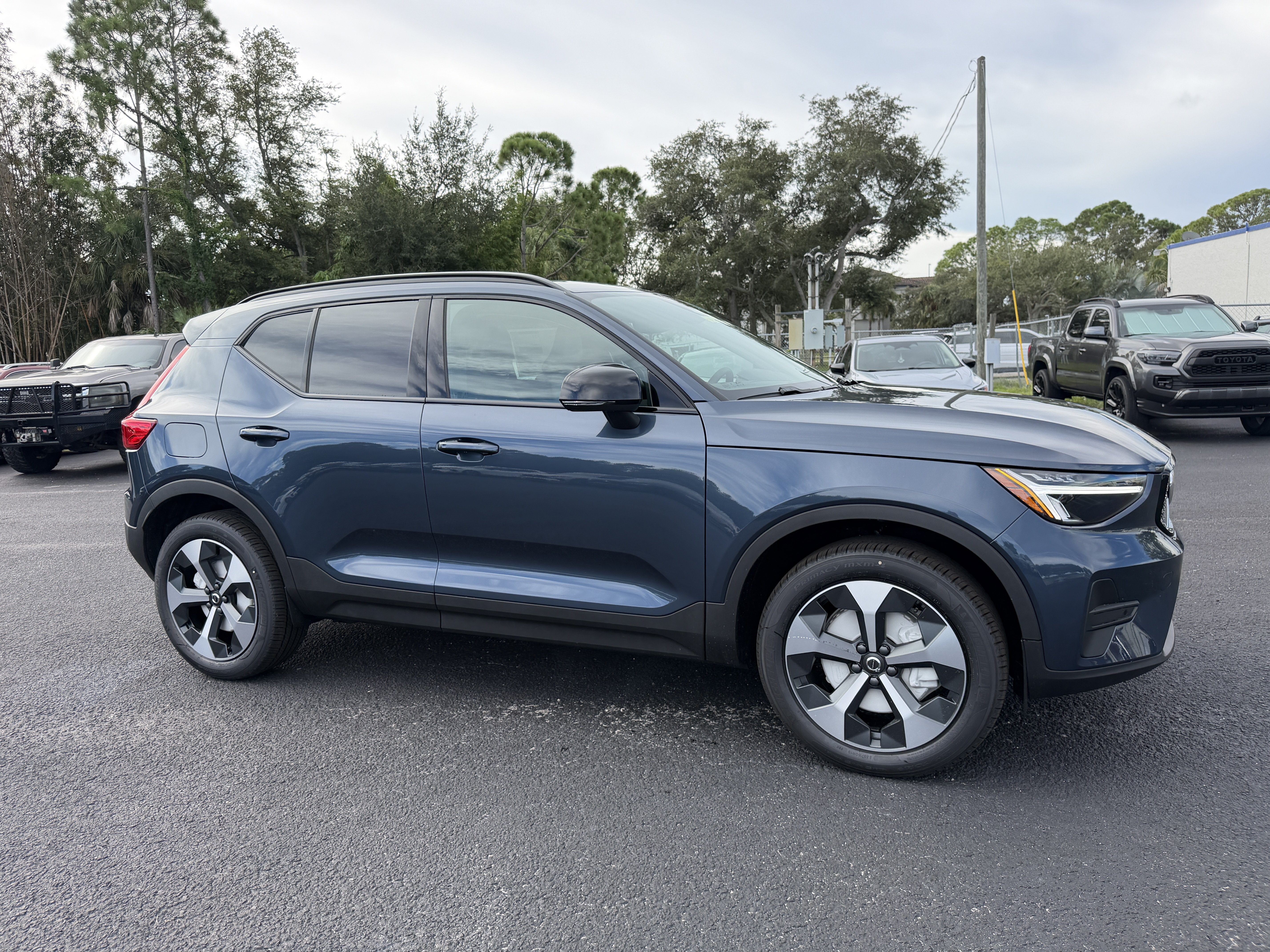 2026 Volvo XC40 B4 Core SUV